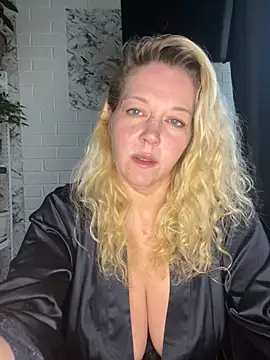 Snapshot of JenniferCarmen chatting on 05-21-26, 02:20 JenniferCarmen online show from 05-21-26, 02:20