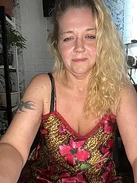 Snapshot of JenniferCarmen chatting on 07-04-26, 03:24 JenniferCarmen online show from 07-04-26, 03:24