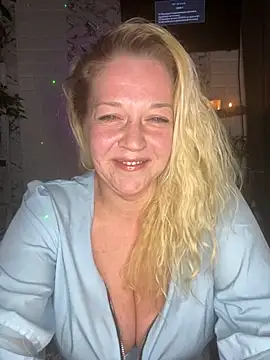 Snapshot of JenniferCarmen chatting on 05-16-26, 04:17 JenniferCarmen online show from 05-16-26, 04:17