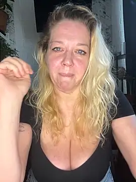 Snapshot of JenniferCarmen chatting on 05-24-26, 01:49 JenniferCarmen online show from 05-24-26, 01:49