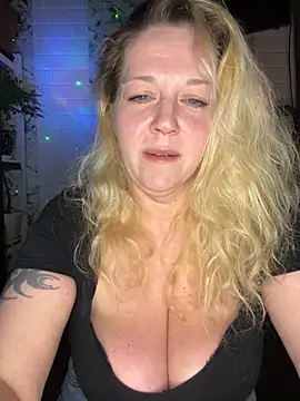 Snapshot of JenniferCarmen chatting on 05-12-26, 03:40 JenniferCarmen online show from 05-12-26, 03:40