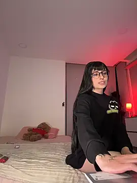 Snapshot of BelaXMeganOfficial chatting on 12-17-25, 04:39 BelaXMeganOfficial online show from 12-17-25, 04:39