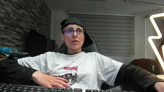 Snapshot of BelaXMeganOfficial chatting on 06-12-26, 02:48 BelaXMeganOfficial online show from 06-12-26, 02:48