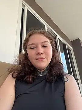 Snapshot of FionaMurr chatting on 12-14-25, 02:07 FionaMurr online show from 12-14-25, 02:07