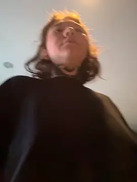 Snapshot of FionaMurr chatting on 12-17-25, 02:05 FionaMurr online show from 12-17-25, 02:05