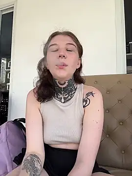 Snapshot of FionaMurr chatting on 12-18-25, 02:05 FionaMurr online show from 12-18-25, 02:05