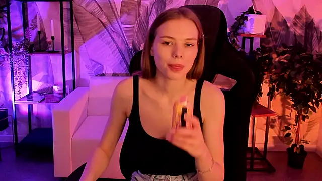 BellaHaadiid online show from 12-15-25, 06:19