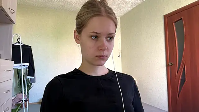 Snapshot of ZaidaSchwarten chatting on 05-17-26, 05:18 ZaidaSchwarten online show from 05-17-26, 05:18