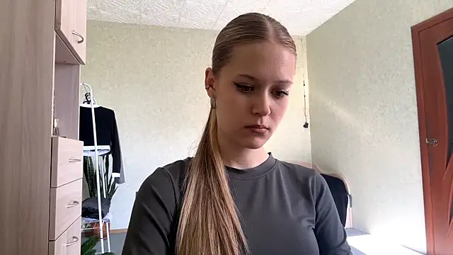 ZaidaSchwarten online show from 04-15-26, 01:15