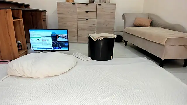 Snapshot of classy_medea chatting on 05-19-26, 01:56 classy medea online show from 05-19-26, 01:56