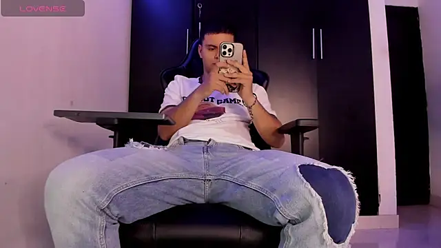 Snapshot of Liam_Mateo chatting on 04-25-26, 04:48 Liam Mateo online show from 04-25-26, 04:48