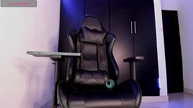 Liam Mateo online show from 04-06-26, 03:24