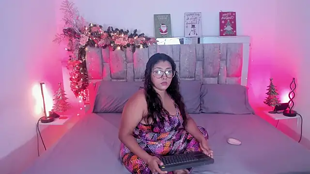 Snapshot of Siryenay_ chatting on 12-15-25, 05:02 Siryenay online show from 12-15-25, 05:02