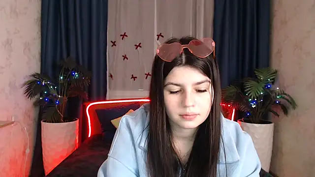 KisaModel online show from 12-20-25, 01:25