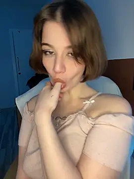 Snapshot of WIKESSTAR chatting on 12-21-25, 05:36 WIKESSTAR online show from 12-21-25, 05:36