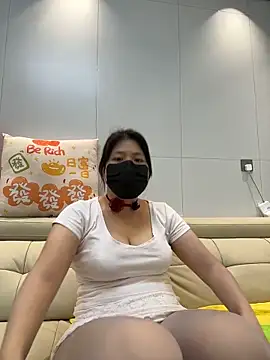 Snapshot of qwe522522 chatting on 06-17-26, 04:23 qwe522522 online show from 06-17-26, 04:23