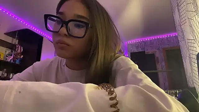 Snapshot of Ronnni_Schmidt chatting on 12-18-25, 11:25 Ronnni Schmidt online show from 12-18-25, 11:25