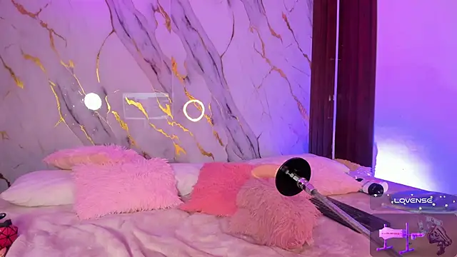 Snapshot of Elissafox chatting on 12-20-25, 02:53 Elissafox online show from 12-20-25, 02:53