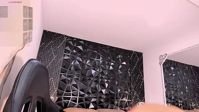 Snapshot of AriadnaLoren chatting on 02-13-26, 03:39 AriadnaLoren online show from 02-13-26, 03:39