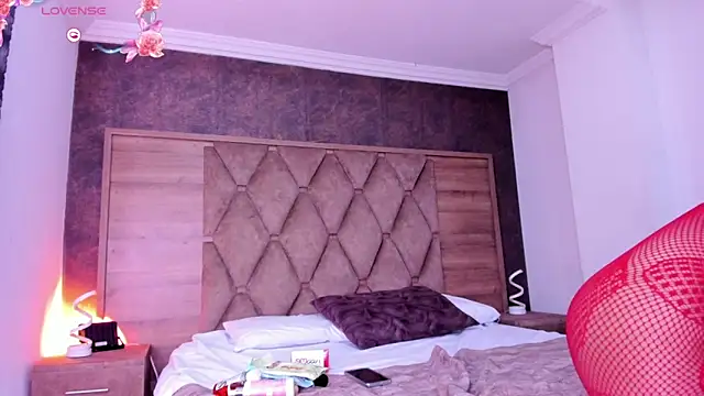 Snapshot of AriadnaLoren chatting on 02-06-26, 04:30 AriadnaLoren online show from 02-06-26, 04:30