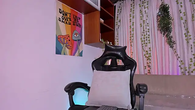 AriadnaLoren online show from 12-21-25, 08:53