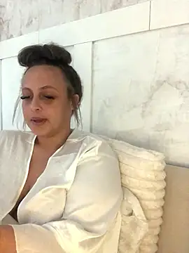 Snapshot of Welsh_Maya221x chatting on 01-12-26, 11:39 Welsh Maya221x online show from 01-12-26, 11:39