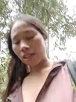 Snapshot of jikey- chatting on 12-17-25, 02:05 jikey- online show from 12-17-25, 02:05