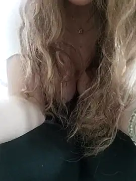 Snapshot of NovaMia chatting on 02-13-26, 10:37 NovaMia online show from 02-13-26, 10:37