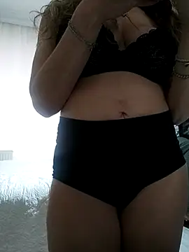 Snapshot of NovaMia chatting on 02-18-26, 10:44 NovaMia online show from 02-18-26, 10:44