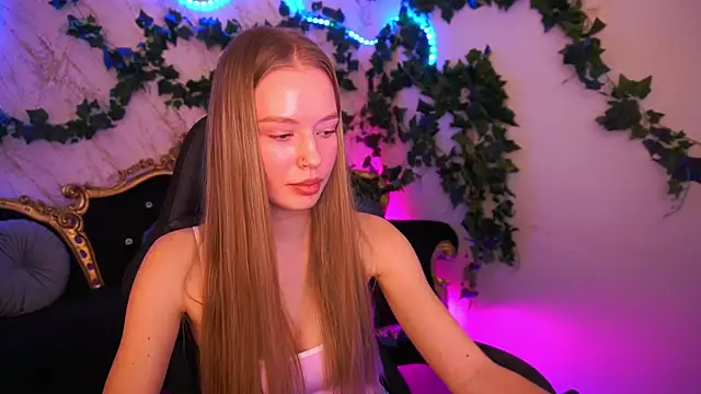 Snapshot of MollyyMayy chatting on 12-15-25, 04:57 MollyyMayy online show from 12-15-25, 04:57