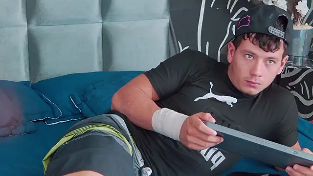 MagnusKnight  online show from 02-05-26, 04:03