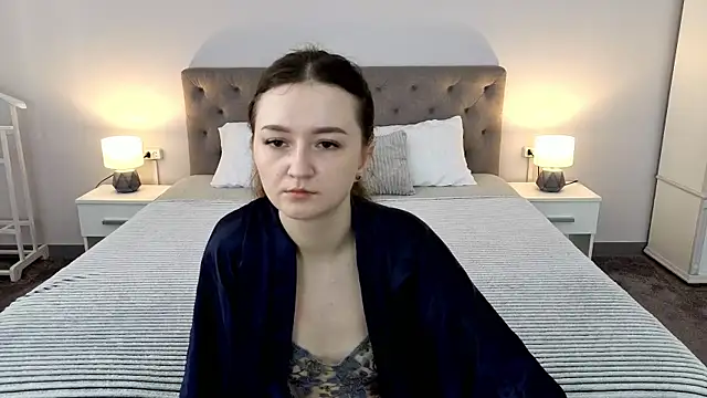 Snapshot of CyrenaLuxe chatting on 05-05-26, 05:32 CyrenaLuxe online show from 05-05-26, 05:32