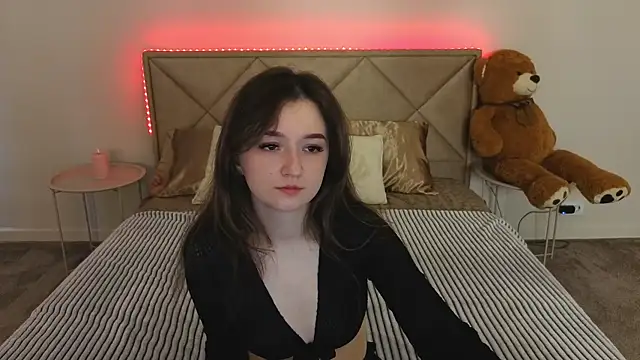 Snapshot of CyrenaLuxe chatting on 04-16-26, 05:41 CyrenaLuxe online show from 04-16-26, 05:41
