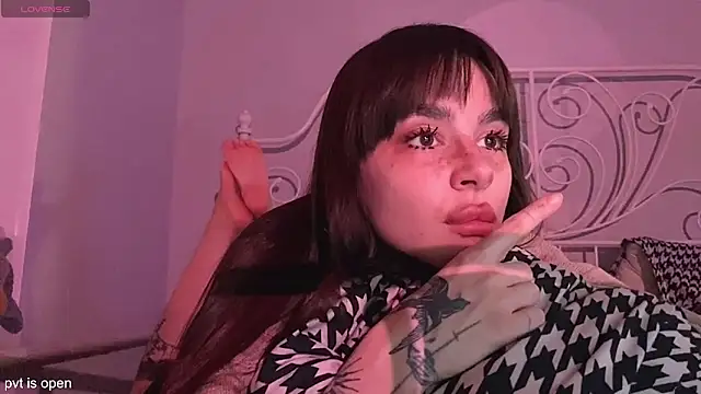 Snapshot of xx_lily chatting on 12-15-25, 12:49 xx lily online show from 12-15-25, 12:49