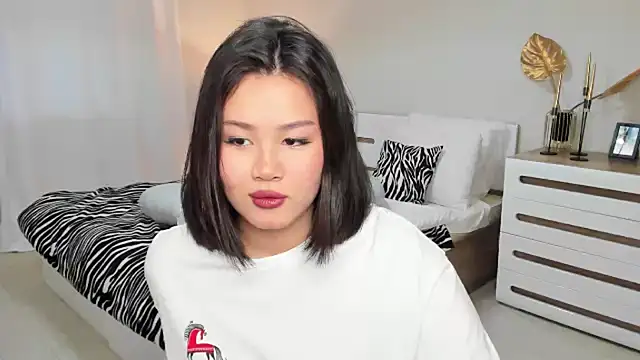 Brunette Charm online show from 02-19-26, 10:56