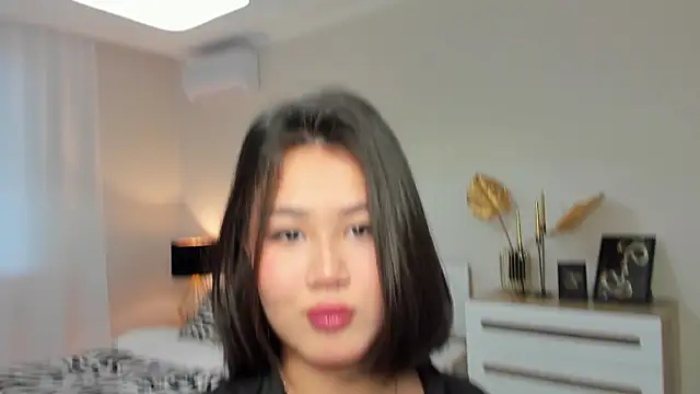 Brunette Charm online show from 01-18-26, 11:13