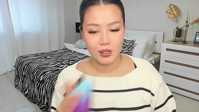 Brunette Charm online show from 02-11-26, 11:21