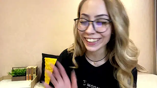 Snapshot of sun_under_skyy chatting on 12-18-25, 10:19 sun under skyy online show from 12-18-25, 10:19