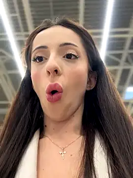 Snapshot of YeaLina chatting on 12-14-25, 10:32 YeaLina online show from 12-14-25, 10:32