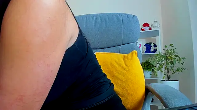 Snapshot of Aziza-New chatting on 12-22-25, 08:47 Aziza-New online show from 12-22-25, 08:47