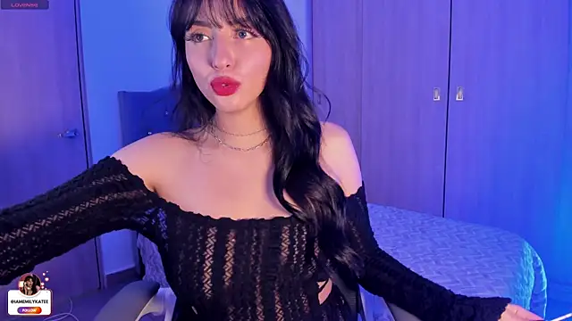 Snapshot of emily_kate_ chatting on 06-19-26, 01:22 emily kate online show from 06-19-26, 01:22
