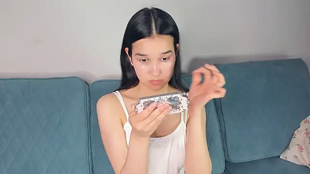 Snapshot of YvonneRobes chatting on 04-17-26, 05:38 YvonneRobes online show from 04-17-26, 05:38