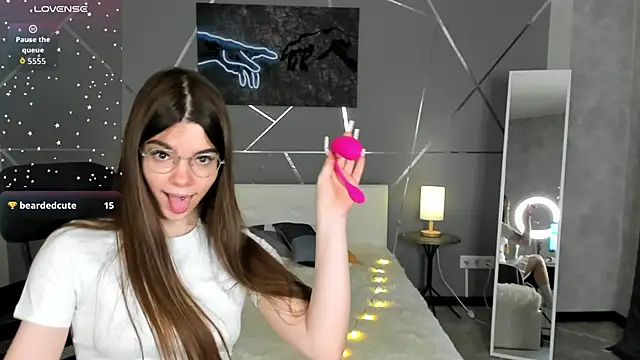 Snapshot of miss__evelyne chatting on 12-20-25, 03:31 miss evelyne online show from 12-20-25, 03:31