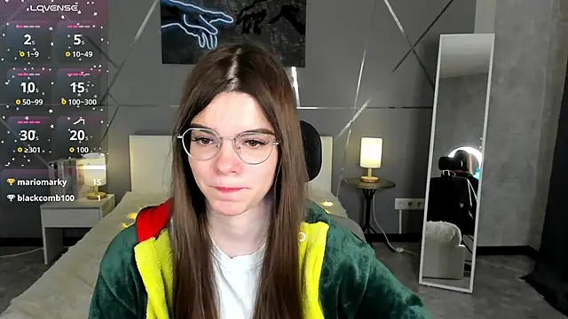 Snapshot of miss__evelyne chatting on 12-21-25, 01:30 miss evelyne online show from 12-21-25, 01:30