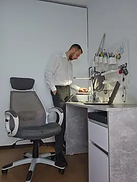 Lovebackground online show from 11-27-25, 09:32