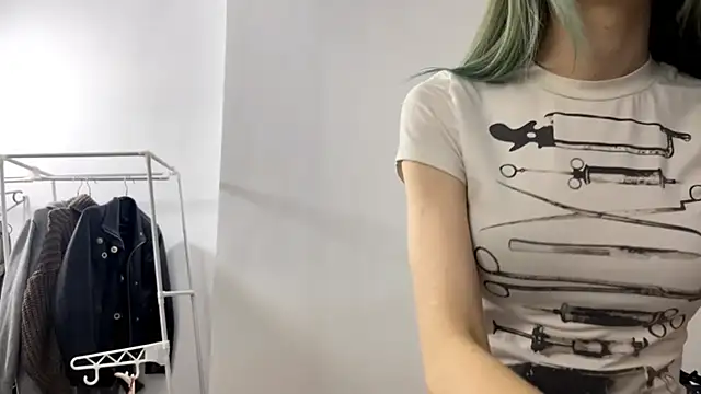 Snapshot of MerIeBremmer chatting on 12-16-25, 05:06 MerIeBremmer online show from 12-16-25, 05:06