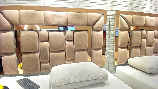 chloe cortez online show from 12-18-25, 12:49