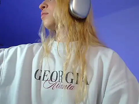 Snapshot of alina_lee chatting on 12-19-25, 03:10 alina lee online show from 12-19-25, 03:10