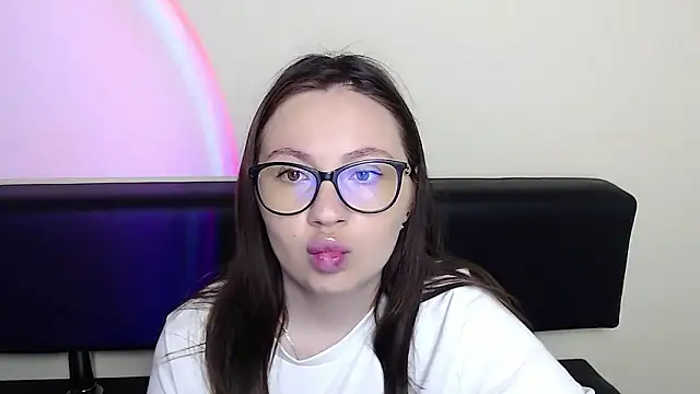 Snapshot of LiliaErmi chatting on 06-16-26, 06:24 LiliaErmi online show from 06-16-26, 06:24