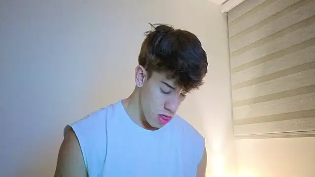 Snapshot of maxxcooper1 chatting on 12-23-25, 06:23 maxxcooper1 online show from 12-23-25, 06:23